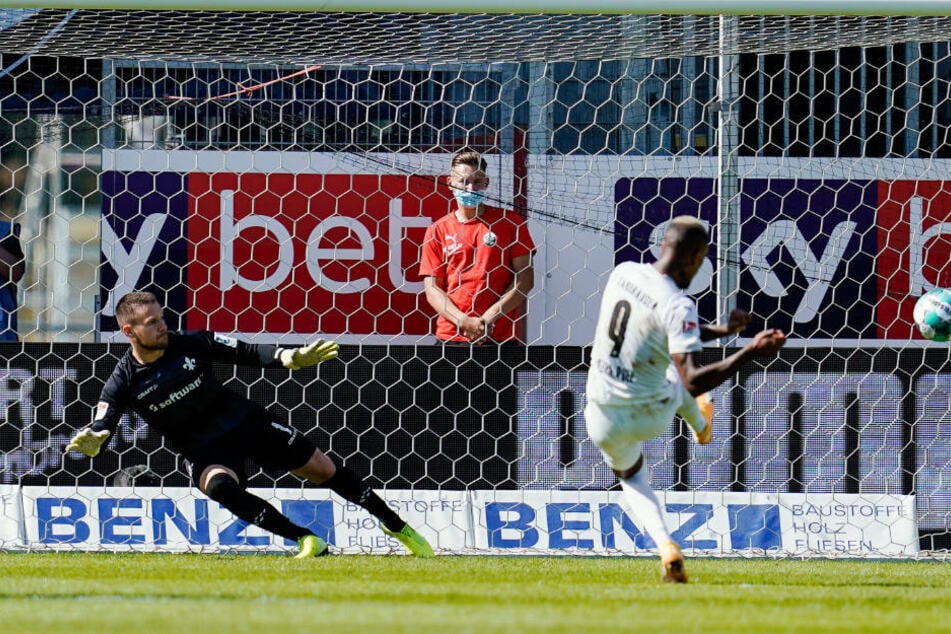 Daniel Keita-Ruel verlädt Marcel Marcel Schuhen und netzt zum 2:1 ein.