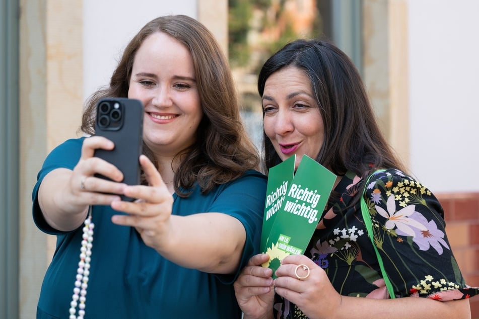 Ricarda Lang (30, l.) und Stellvertreterin Pegah Edalatian (44) auf Wahlkampf-Tour in Dresden.