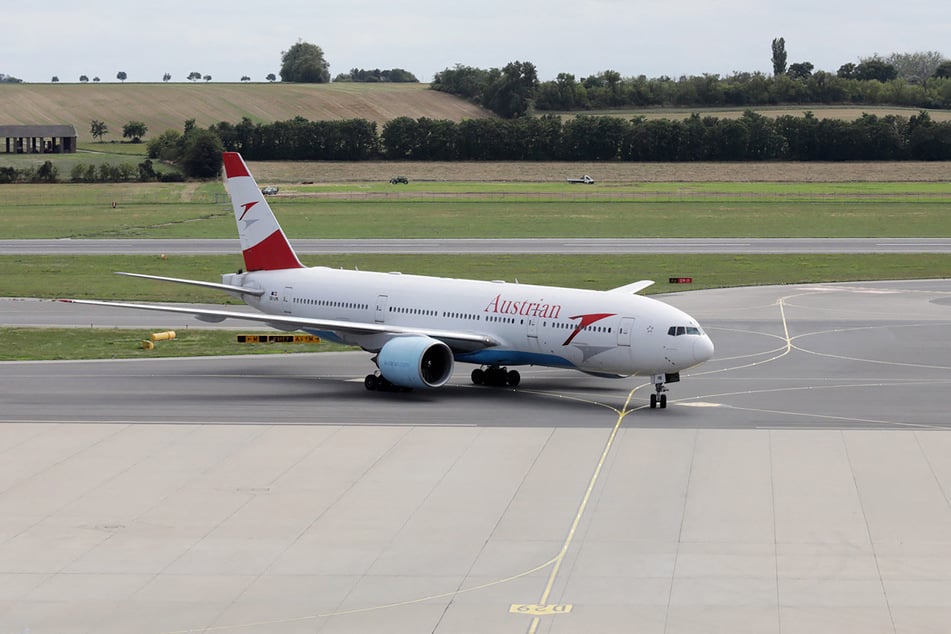 Der Passagier wurde am frühen Morgen schlafend in der Maschine von Austrian Airlines gefunden. (Symbolfoto)