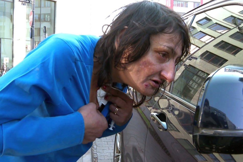 Alicia (41) spritzt sich an einem Autospiegel Heroin.