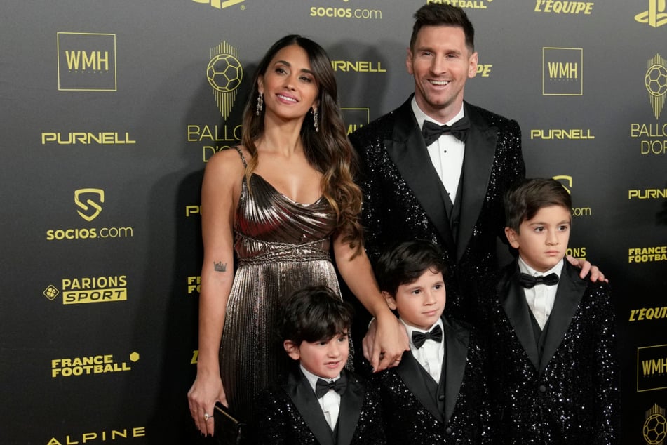 Lionel Messi (34), Spieler von Paris Saint-Germain, seine Frau Antonela Roccuzzo (33) und ihre Söhne Thiago, Matteo und Ciro kommen zur Verleihung des Ballon d'Or.