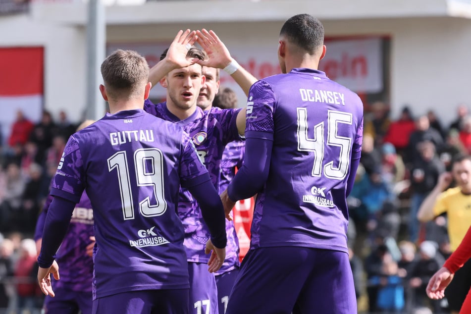 Aue-Spieler Pascal Fallmann (22, M.) jubelt nach seinem Treffer beim SSV Fortschritt Lichtenstein. Die Veilchen gewannen mit 10:0.