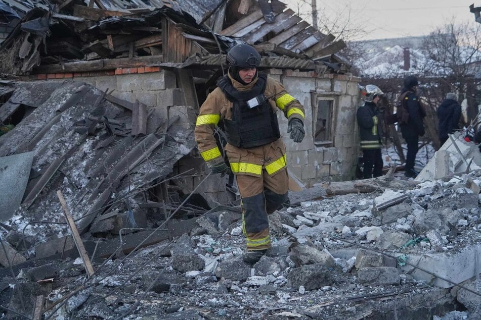 Ein Einsatzleiter inspiziert den Ort eines russischen Luftangriffs in Charkiw.