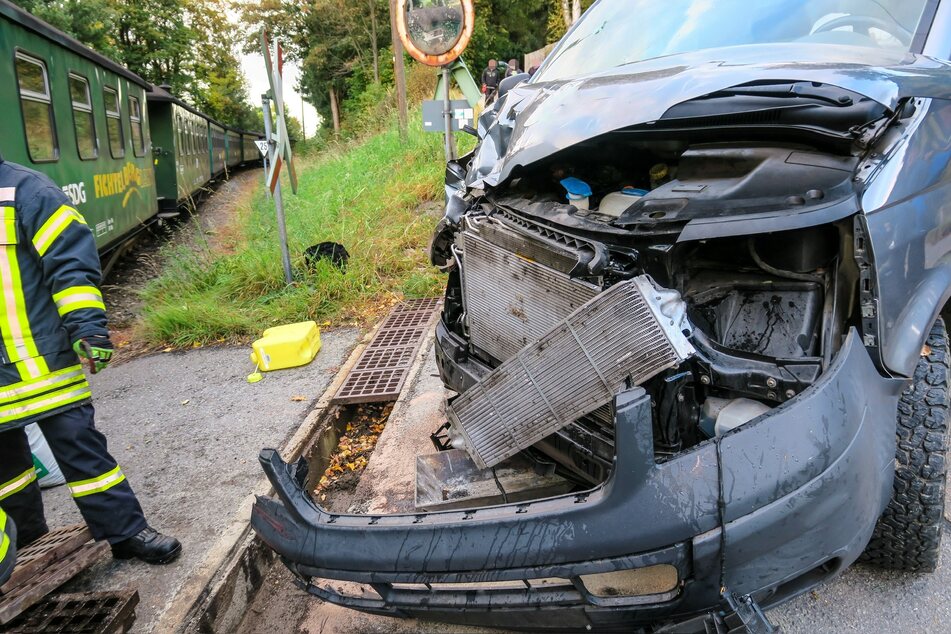 Der VW-Kleinbus wurde bei dem Unfall schwer beschädigt.