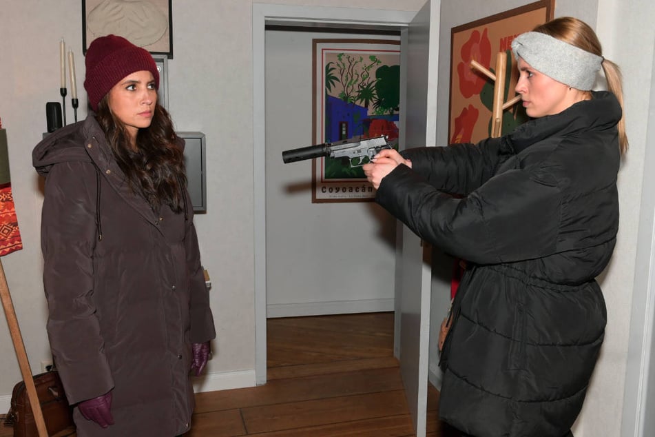 Laura (l.) wird von Zoe mit einer Waffe bedroht - hat sie den Spieß umgedreht und ihre Widersacherin aus dem Weg geräumt ...