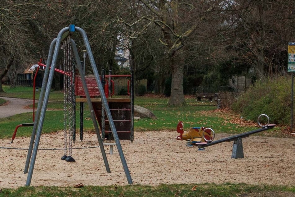 Die Tat ereignete sich am Donnerstagabend auf einem Spielplatz in Pieschen. (Symbolbild)