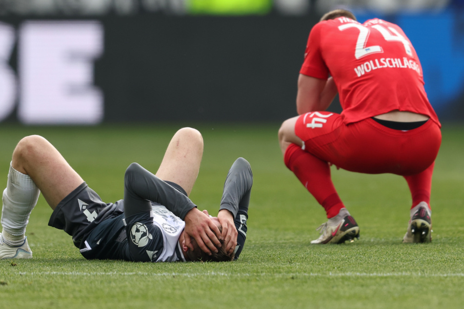 Bundesliga-Debütant Luca Wollschläger (19, r.) kann es nicht fassen. Hertha BSC hat in der Nachspielzeit den Sieg noch aus der Hand gegeben.