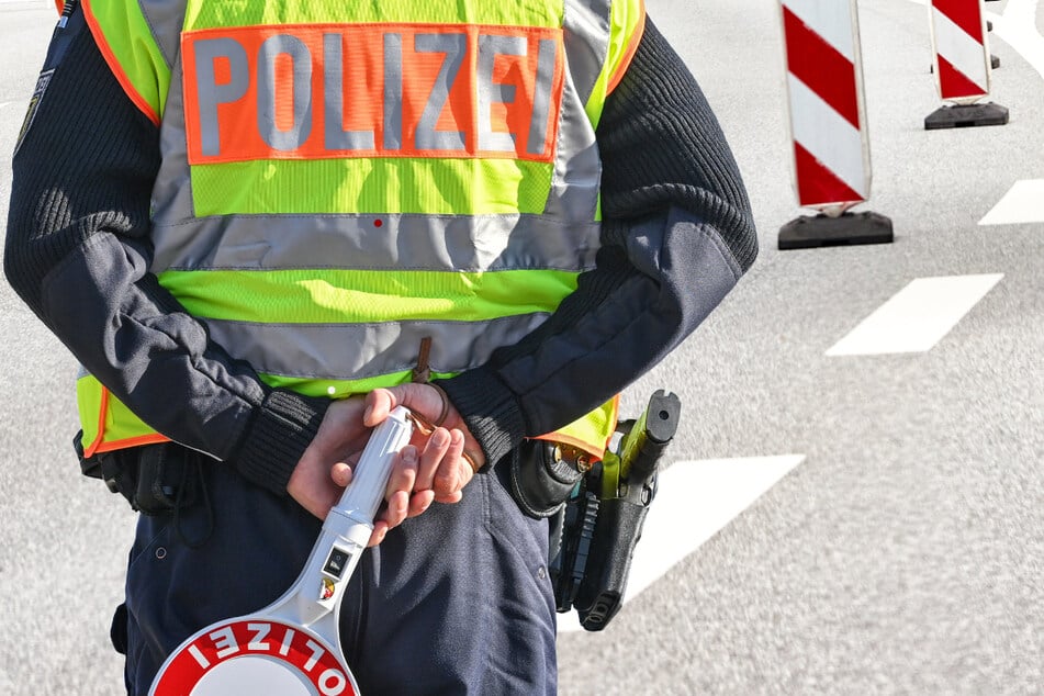 Die A6 wurde für rund drei Stunden voll gesperrt, um ein umgekipptes Lastwagen-Gespann sowie einen Kleinbagger zu bergen. (Symbolbild)