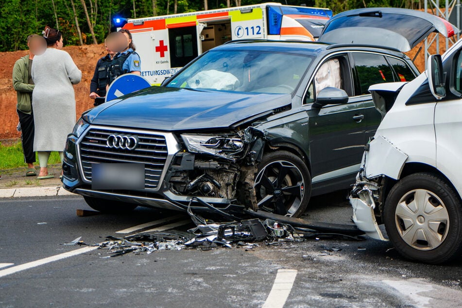 Mit fünf Kindern besetzter Schulbus kracht in Audi Q7