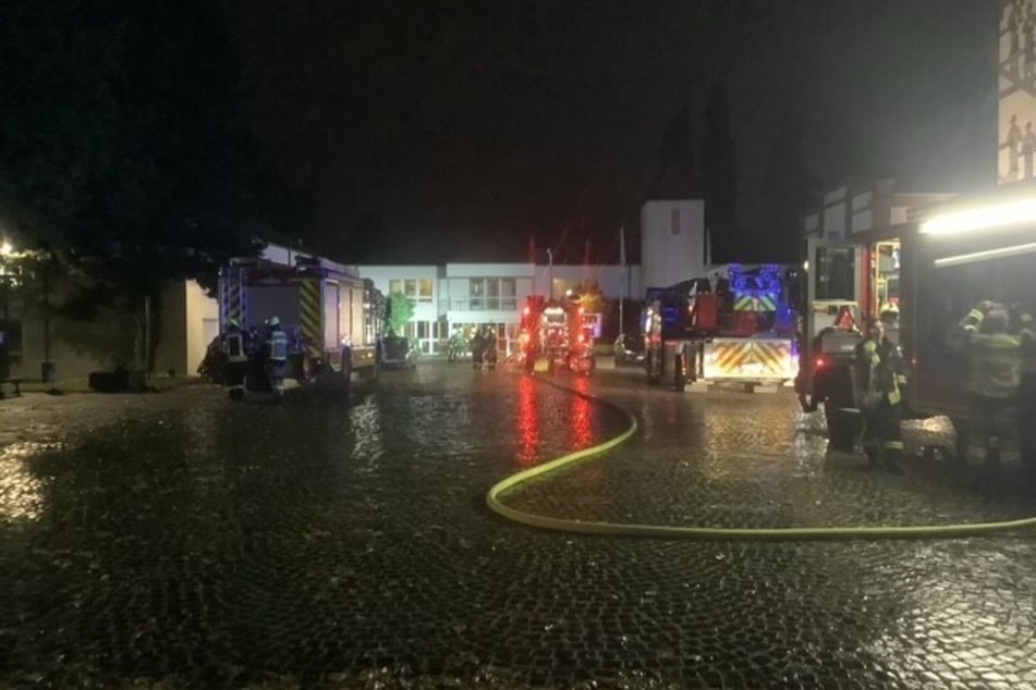 Die Feuerwehr im Einsatz an einem Pflegeheim in Gelsenkirchen.