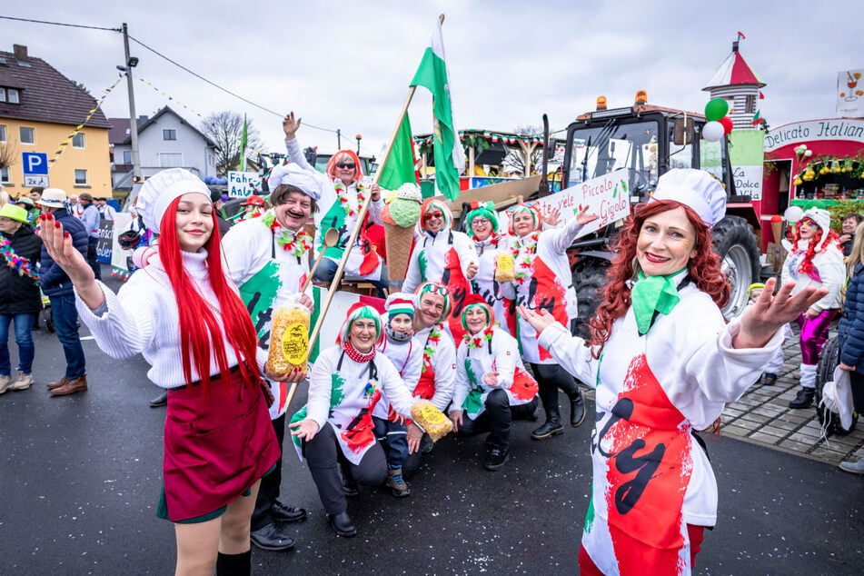 Am Samstag war nahezu ganz Reinhardtsdorf (Sächsische Schweiz) auf den Beinen, um Fasching zu feiern. Motto der Jecken in diesem Jahr: "Bella Italia".