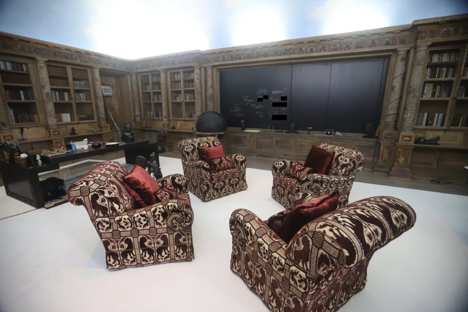 Auf der schwarzen Tafel im Hintergrund wurden ebenfalls mehrere Namen entdeckt. Als Vorsichtsmaßnahme wurden sie zensiert.