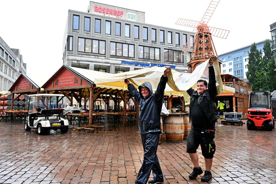 André Petrie (58, l.) und Florian Kunze (33) packen beim Aufbau des Weinfestes tatkräftig an.