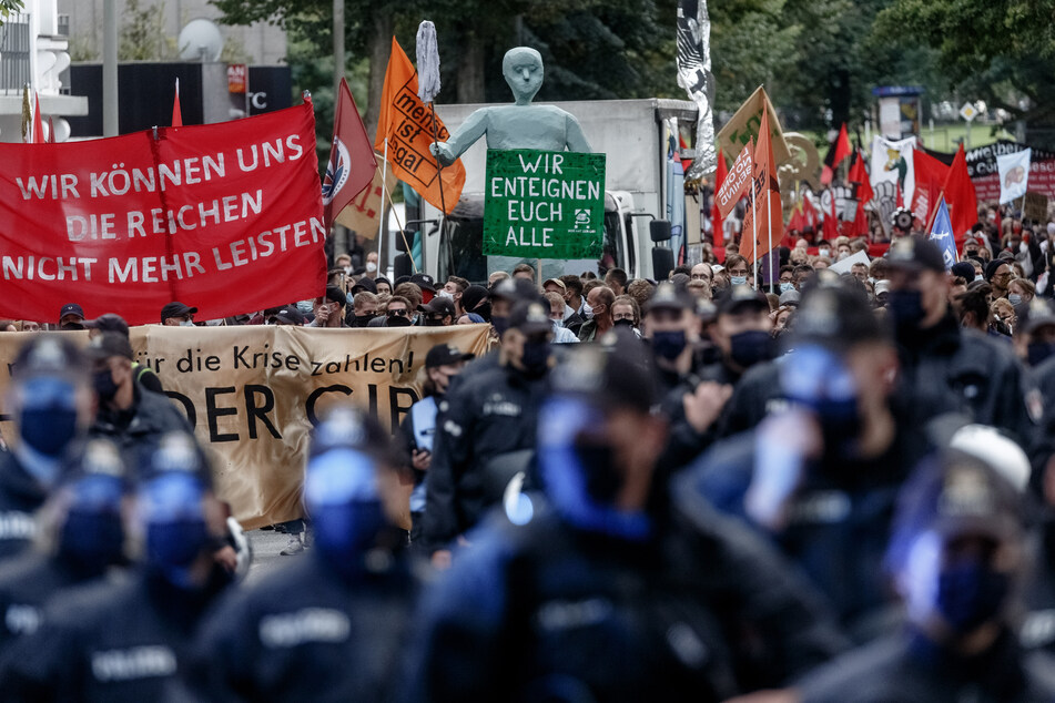 Demonstration unter dem Motto "Wir können uns die Reichen nicht mehr leisten" des Bündnisses "Wer hat, der gibt" im Jahr 2020 in Hamburg.