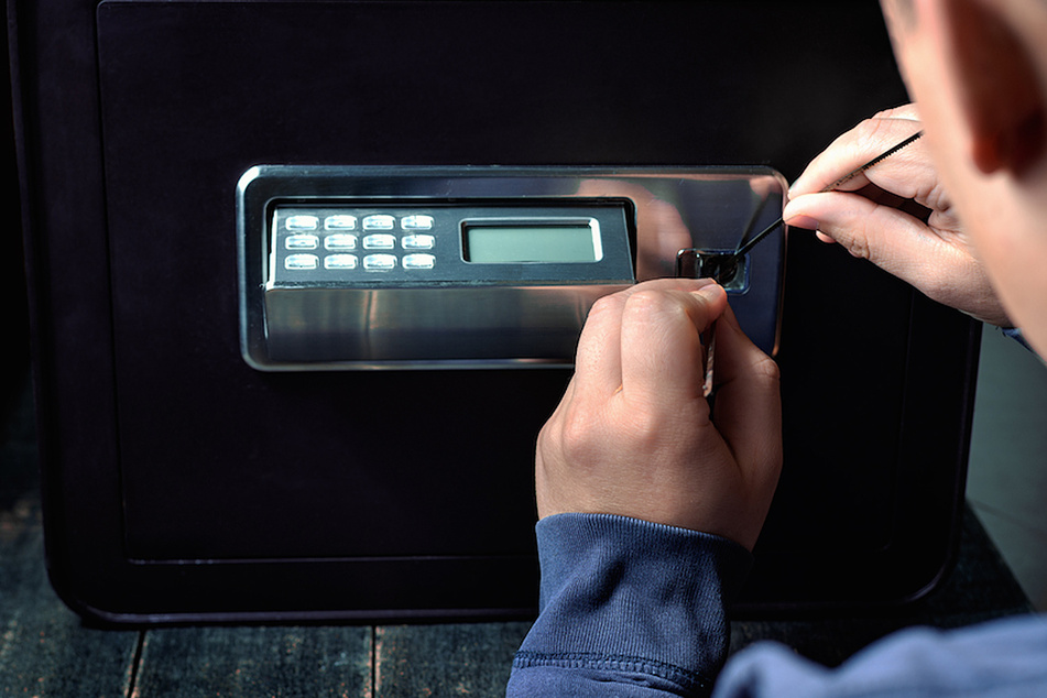 Mehr als 500.000 Euro Beute, rund eine Million Euro Sachschaden: Drei mutmaßliche Einbrecher gingen der Polizei ins Netz. (Symbolbild)