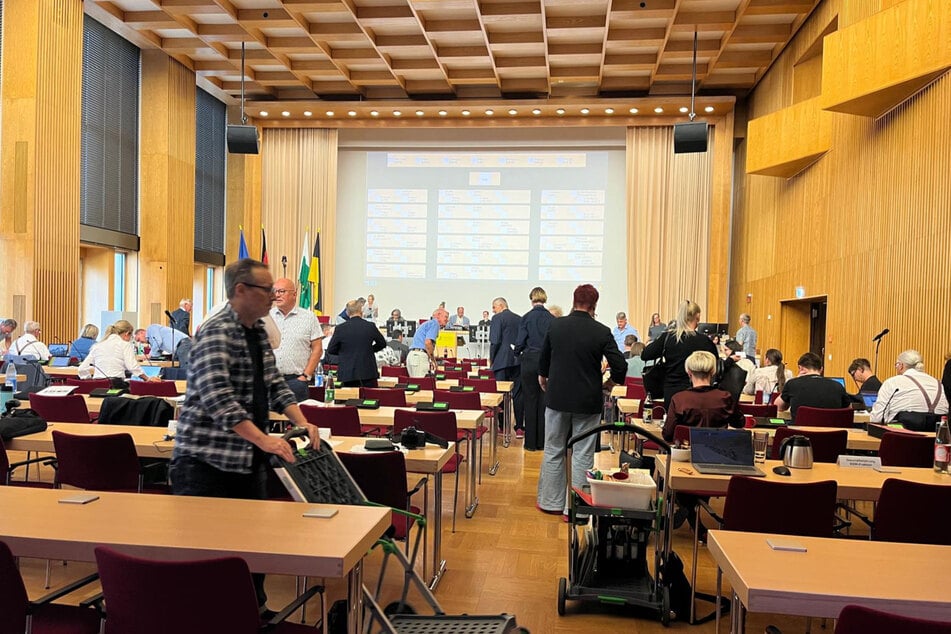 Bis zuletzt wurde unter den Fraktionen heiß diskutiert. Jetzt geht es los.