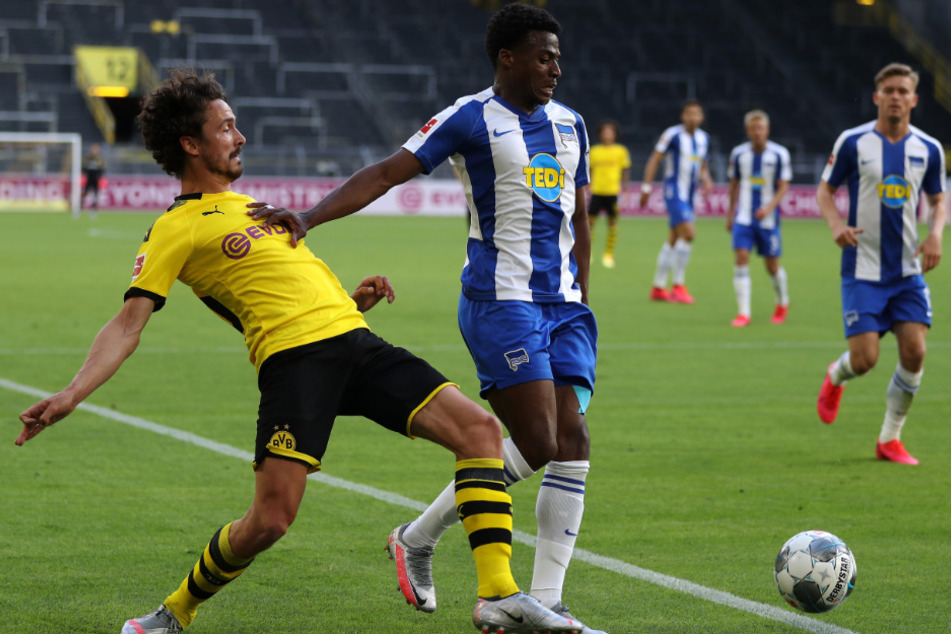 Javairo Dilrosun (21, r) im Zweikampf mit Dortmunds Thomas Delaney.