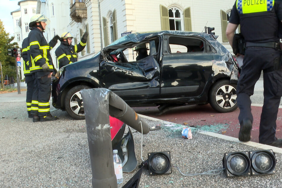 Der Renault wurde durch die Wucht des Aufpralls gegen eine Fahrradampel geschleudert.