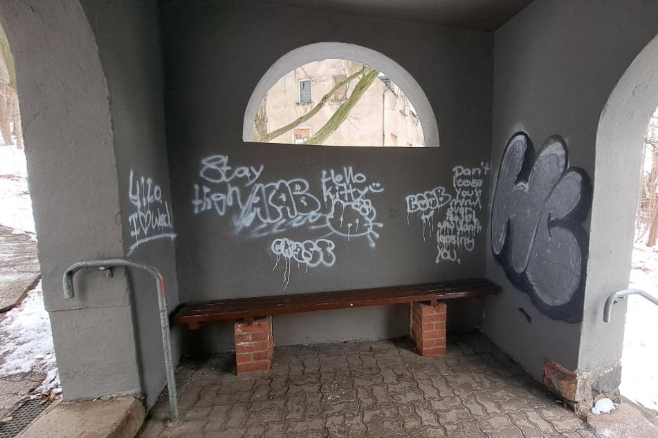 Die Täter sprühten verschiedene weiße Schriftzüge.