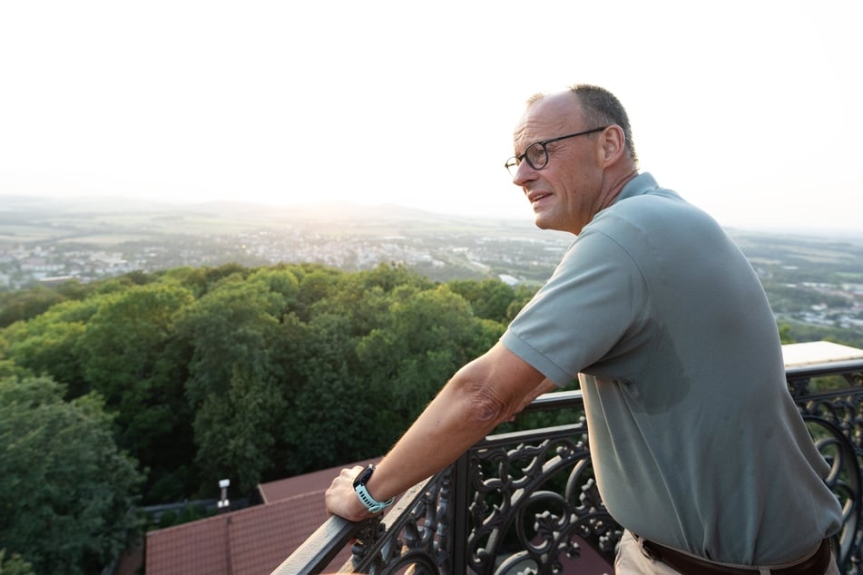 CDU-Chef Friedrich Merz (68) auf Wahlkampftour in Sachsen: Nach einer Wanderung auf den Löbauer Berg blickt der Unionspolitiker in die Ferne.