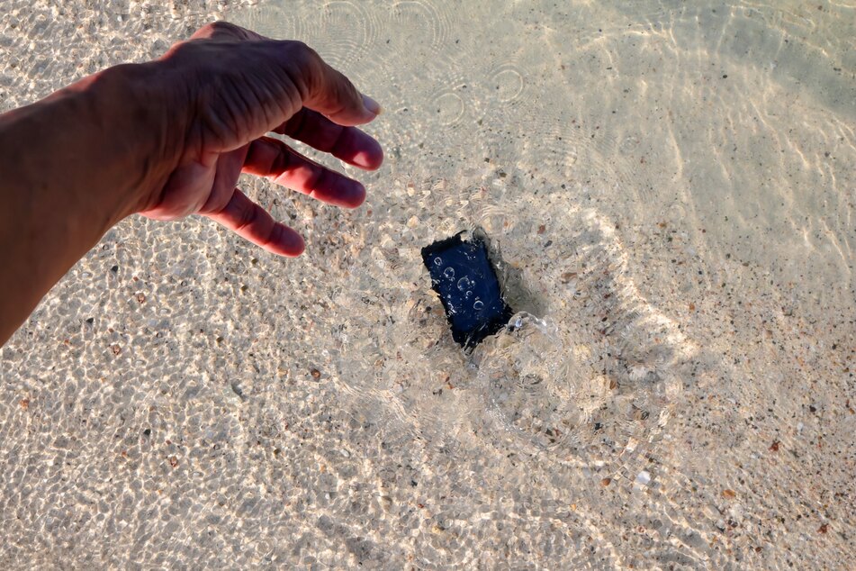 Blubb - zu spät. Eine wasserdichte Hülle schützt das Smartphone vor solchen Unfällen mit Wasser und Sand.