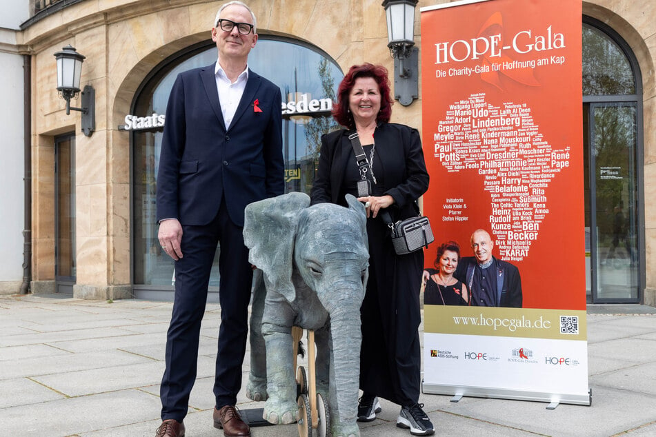 "Hope Gala"-Initiatorin Viola Klein und Intendant Joachim Klement freuen sich auf Gala &amp; Party im Schauspielhaus.