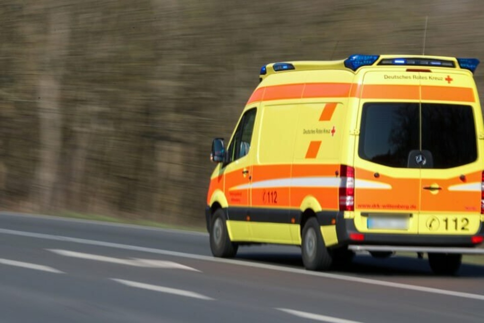Trotz Wiederbelebungsversuchen starb der Unfallverursacher noch am Unfallort. (Symbolbild)