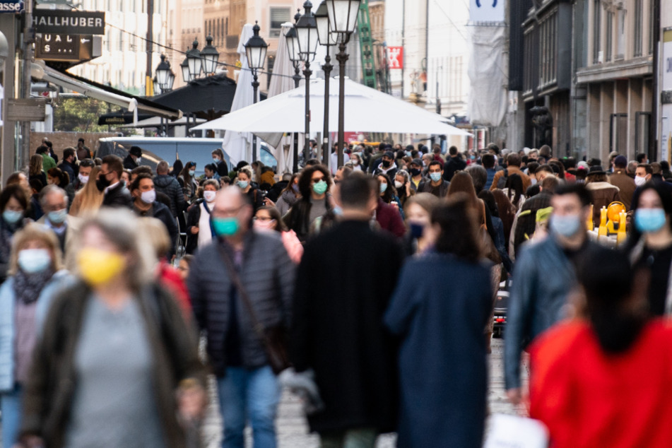 Volle Münchner Innenstadt, wo allerdings alle mit Masken unterwegs sind. Einige haben es kurz vor dem zweiten Lockdown in Deutschland nochmal richtig krachen lassen. (Symbolbild)
