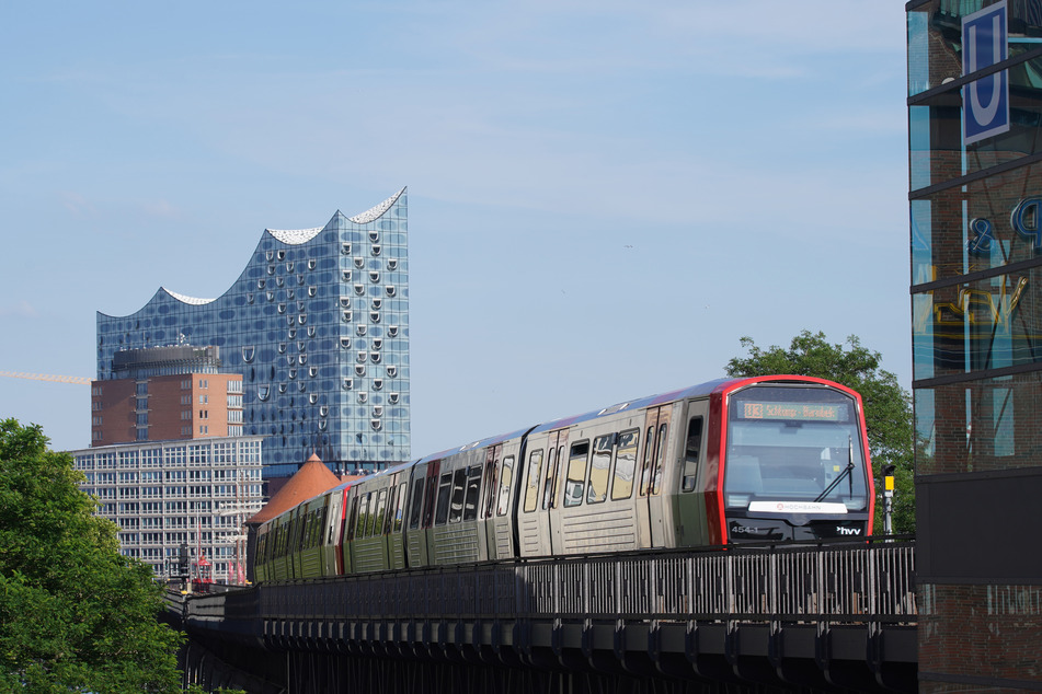 Ein Zug der Linie U3 zwischen "Baumwall" und "Landungsbrücken": Fast alle Stationen der Linie sind bereits mit Aufzügen ausgestattet.