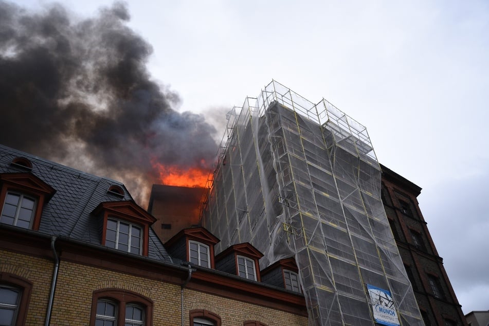 Auch der Dachstuhl des Gebäudes steht in Brand.