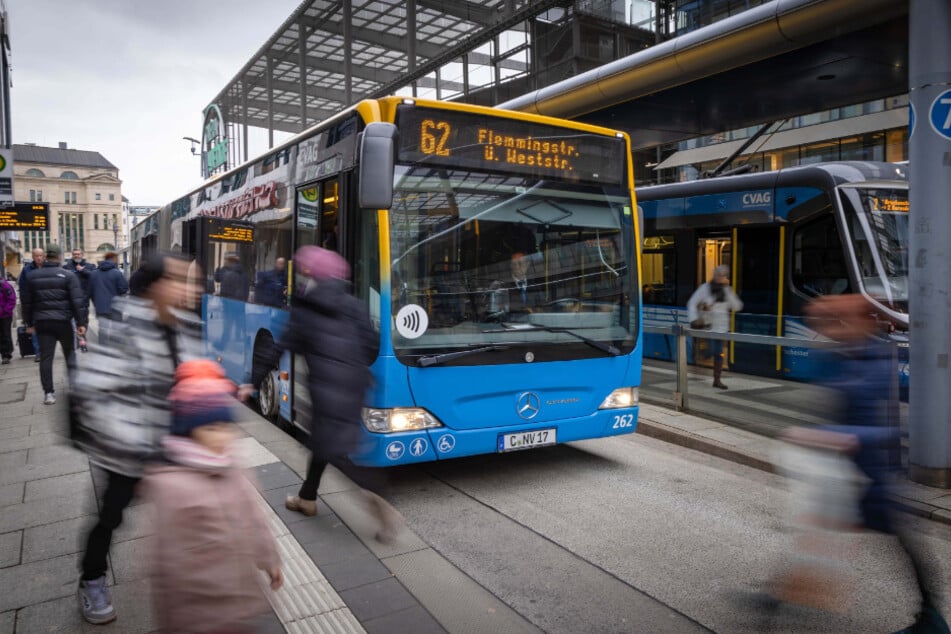 Ein Rendezvous an der "Zenti" ist ideal bei Events in der Innenstadt: Busse und Bahnen warten bis zu drei Minuten aufeinander.