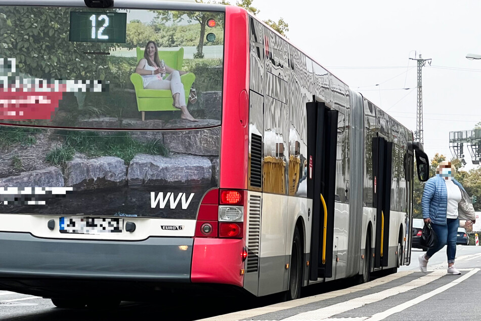 In einem Linienbus im unterfränkischen Würzburg kam es am Donnerstagmorgen zu einem Streit: Zwei Fahrgäste bedrohten den Fahrer.