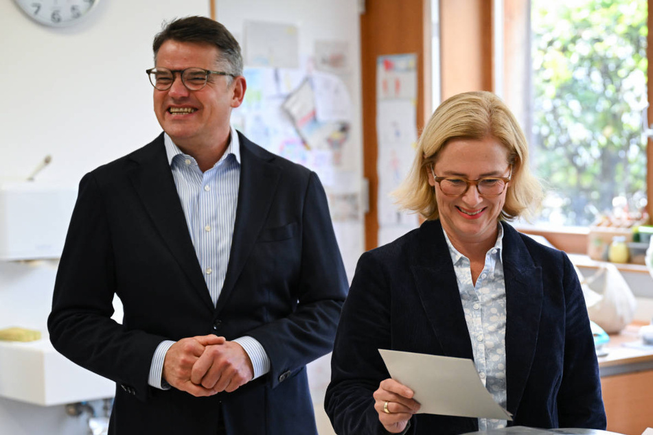 Bestens gelaunt begleitete Boris Rhein seine Ehefrau Tanja Raab-Rhein zum Wahllokal in Nieder-Eschbach.