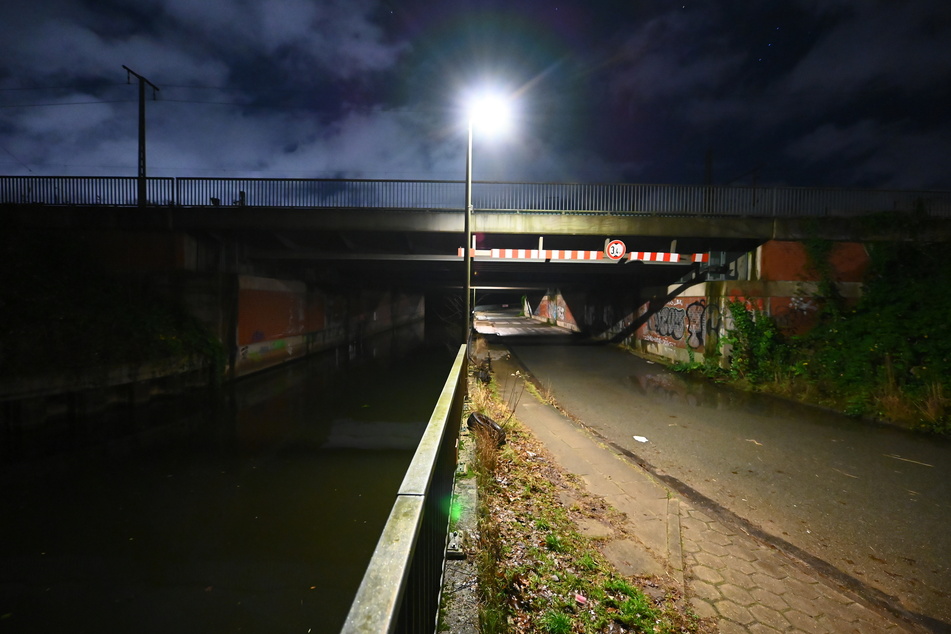 Der Ernst-August-Kanal unter Bahnbrücken an der Straße Vogelhüttendeich.