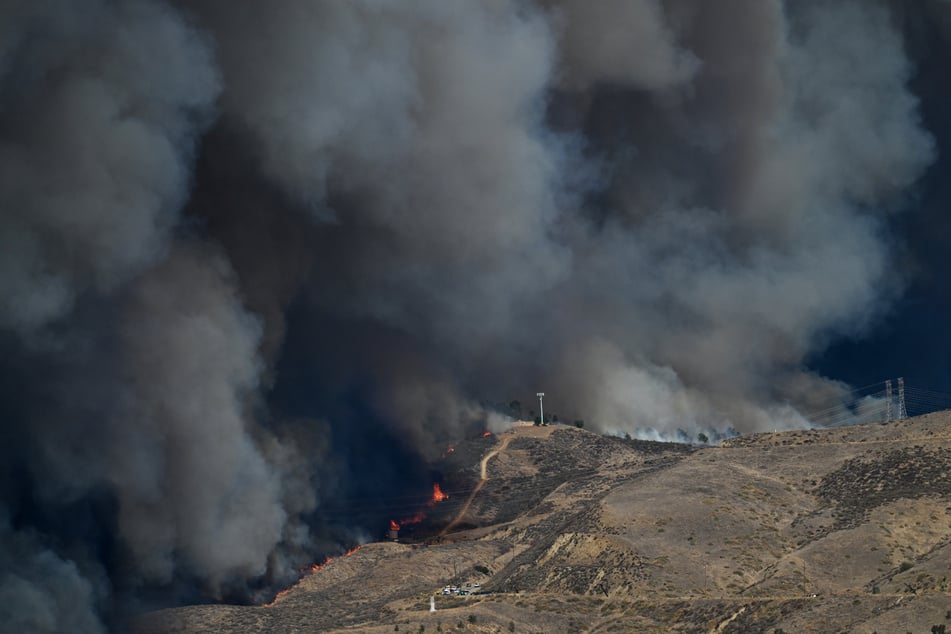 Legislation to reduce the impact of increasingly devastating forest fires on US federal land passed the House of Representatives on Thursday as firefighters battled to tame the latest in a series of blazes threatening southern California.