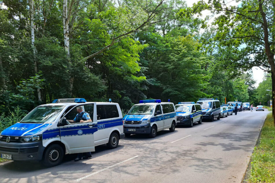 Die Polizei ist mit einem Großaufgebot vor Ort.