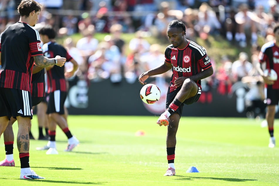 Eintracht Frankfurt will Noel Futkeu (23) weiter schnellstmöglich abgeben. Allerdings fehlen wohl die konkreten Interessenten.