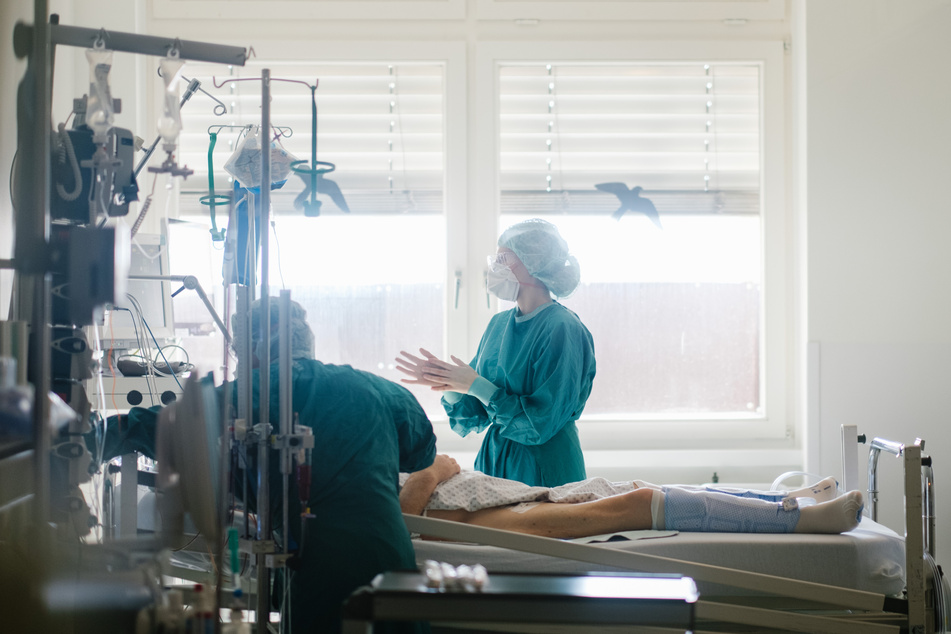Derzeit liegen in NRW 1043 mit Corona infizierte Patienten auf Intensivstationen. (Symbolbild)