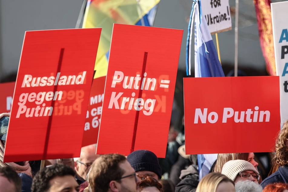 Die Demonstranten sprachen sich eindeutig gegen den russischen Präsidenten Wladimir Putin (72) aus.