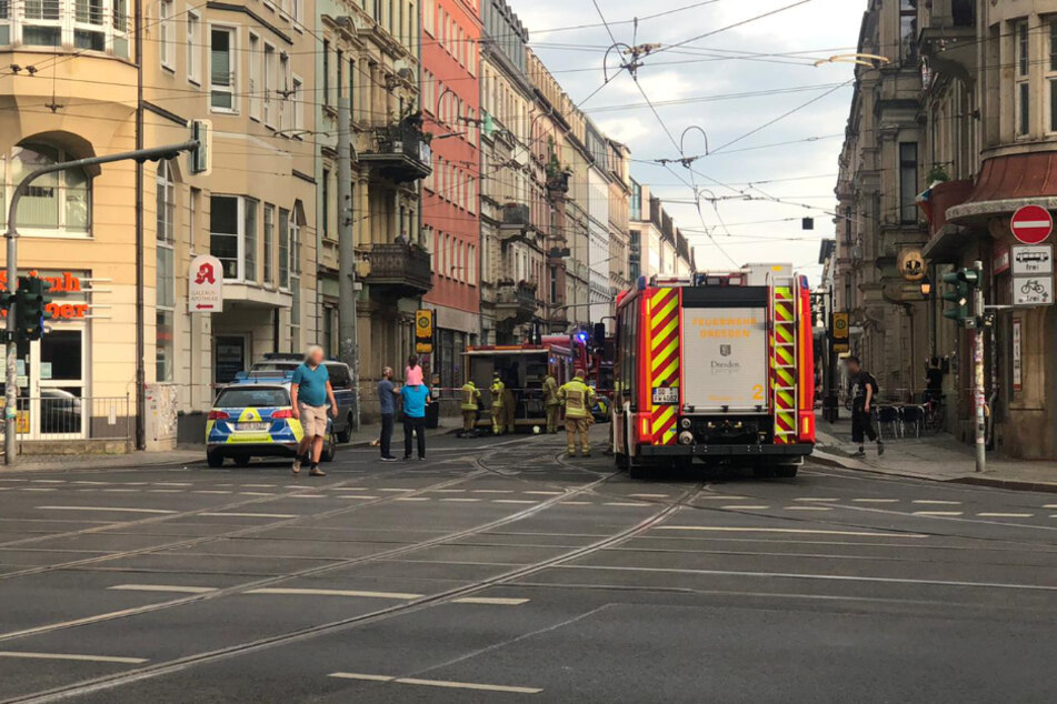 Feuerwehr und Polizei vor Ort in der Hoyerswerdaer Straße.