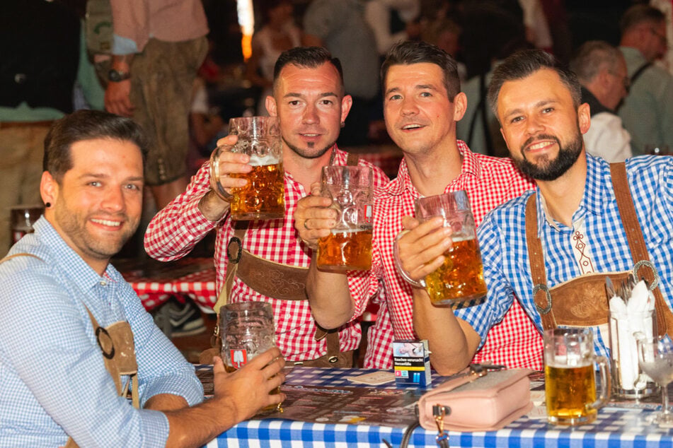 Kühles Bier und traditionelle Speisen findet Ihr im Wooosn-Zelt.