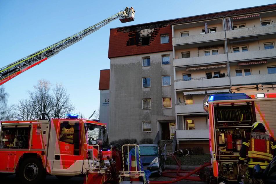Leipzigs Feuerwehr war am Dienstagmorgen am Berkaer Weg in Grünau gefordert. In einem Mehrfamilienhaus war es zu einem Dachstuhlbrand gekommen.