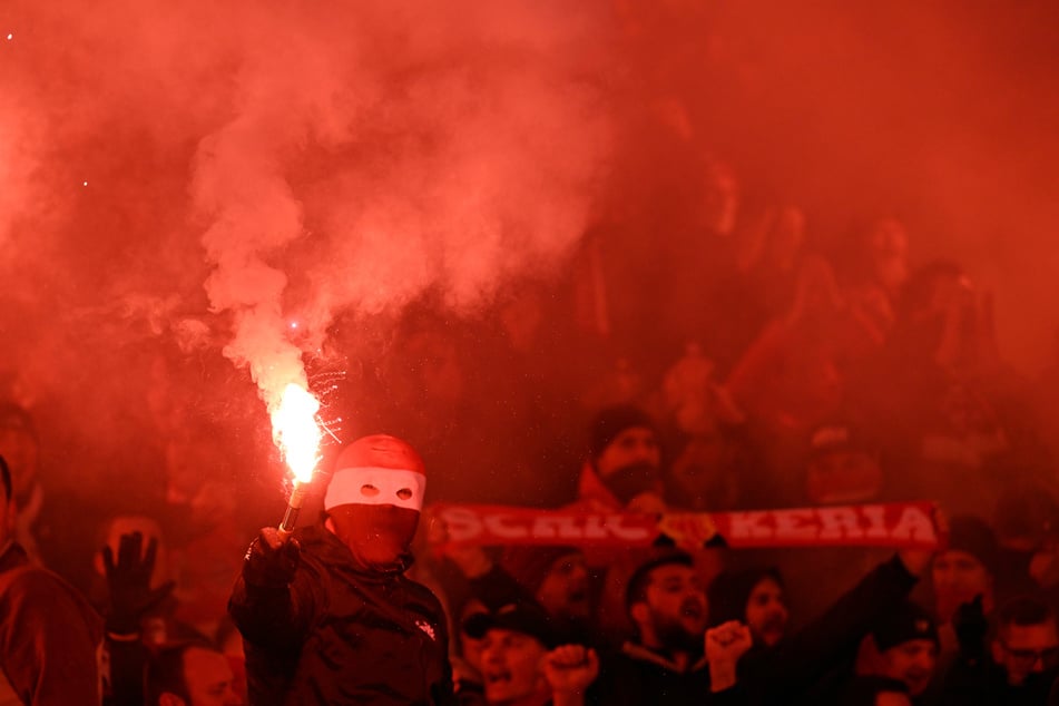 Die Fans des FC Bayern haben einmal mehr Pyrotechnik dabei.