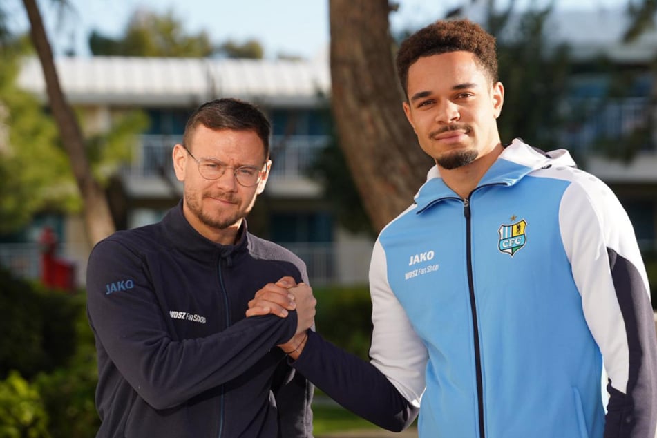 CFC-Sportdirektor Chris Löwe (36, l.) begrüßt Innenverteidiger Dario Gebuhr (22) im Trainingscamp der Himmelblauen.