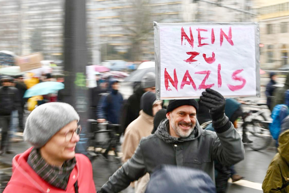 Demo-Tag in Dresden: Wenige Rechte treffen auf Tausende Gegendemonstranten
