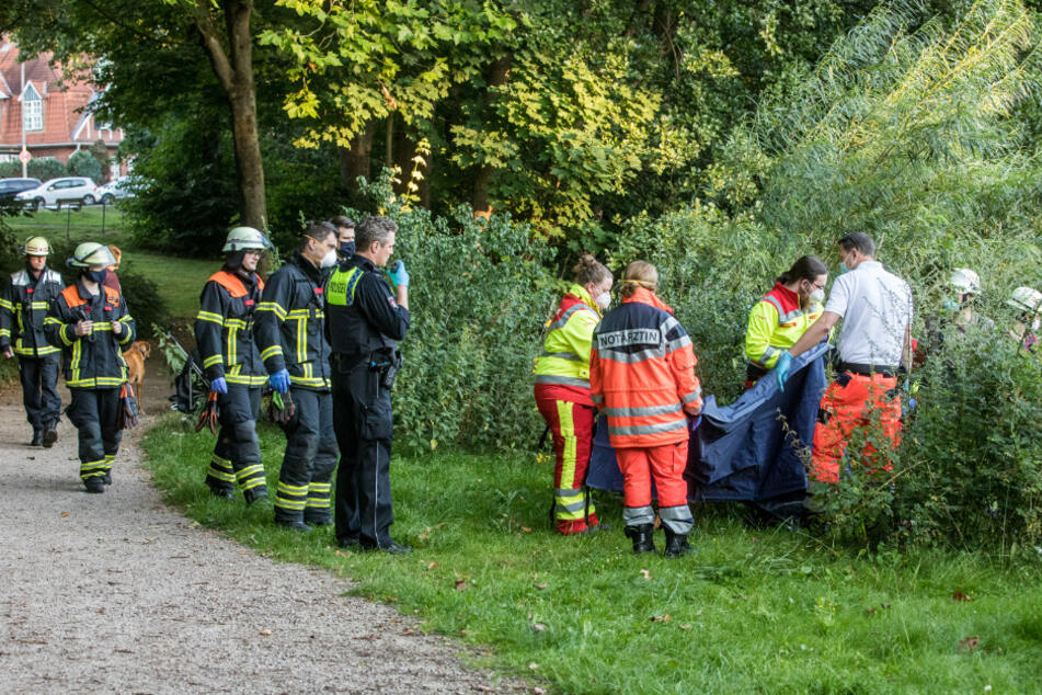 Einsatzkräfte bergen den Leichnam aus der Alster.