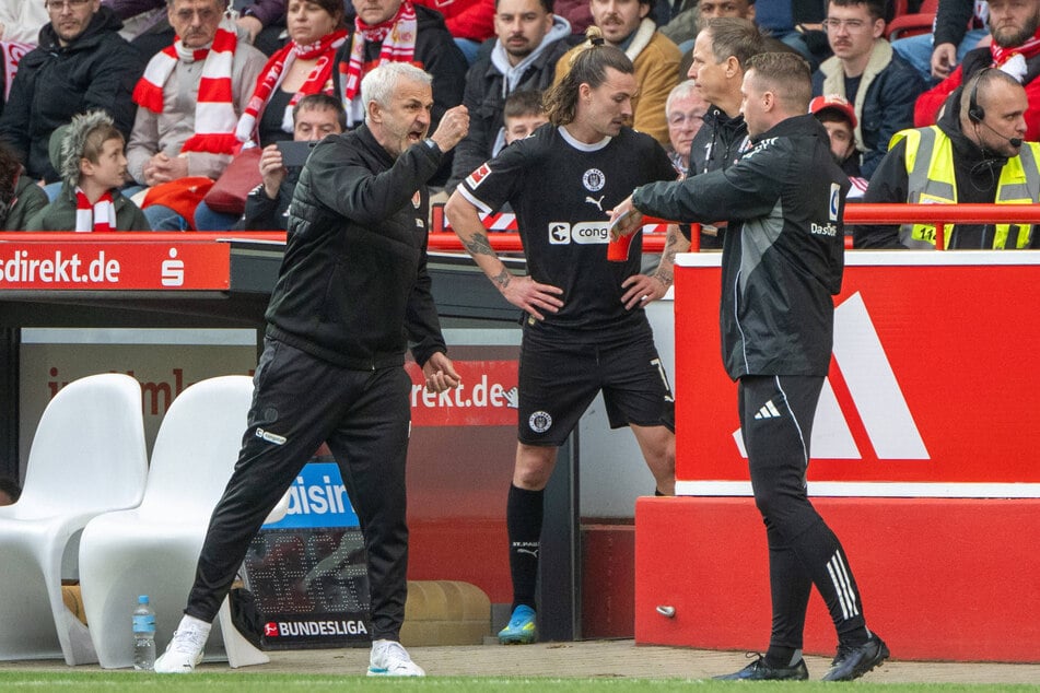 St. Paulis Co-Trainer Peter Nemeth (53, l) gestikulierte in Berlin etwas zu wild und sah Rot. Nun ist er für ein Spiel gesperrt worden.