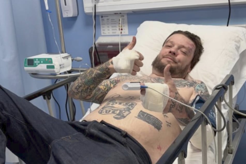 Daumen hoch! Corey "Big Hoss" Harrison (42) muss nach seinem Unfall einige Wochen das Bett hüten.