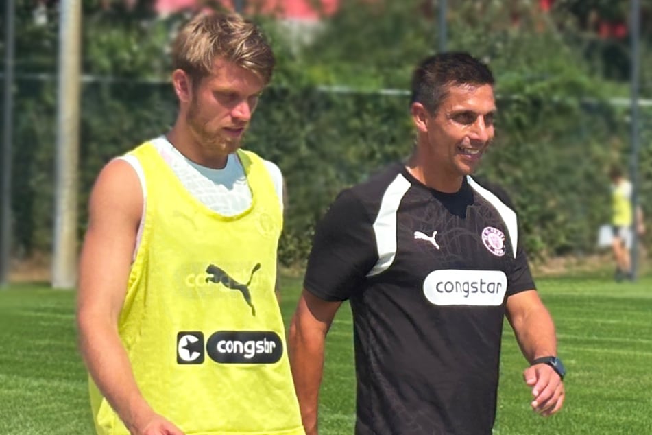 Trainer Marcel Rapp (47, r.) spaziert gut gelaunt neben Marcus Mathisen (30, l.) über den Trainingsplatz.