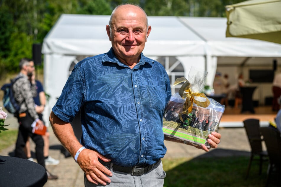 Lothar Zesch (72) ist mit seiner Gartenbaufirma im Tanklager tätig.